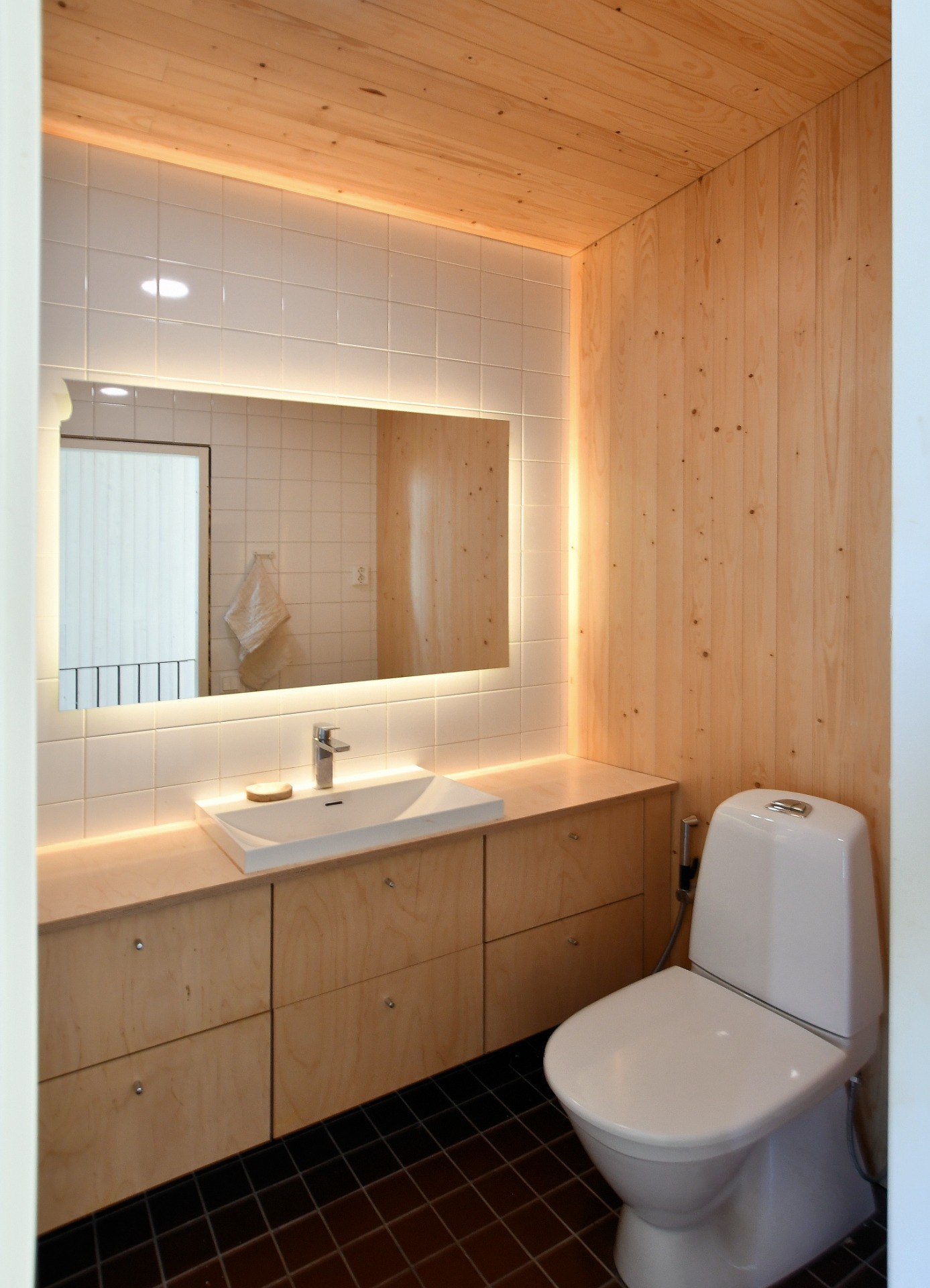 Koivuviiluovet sekä lakattu puutaso näyttävät hyvältä tässä wc-tilassa. -Limosa-Keittiöt