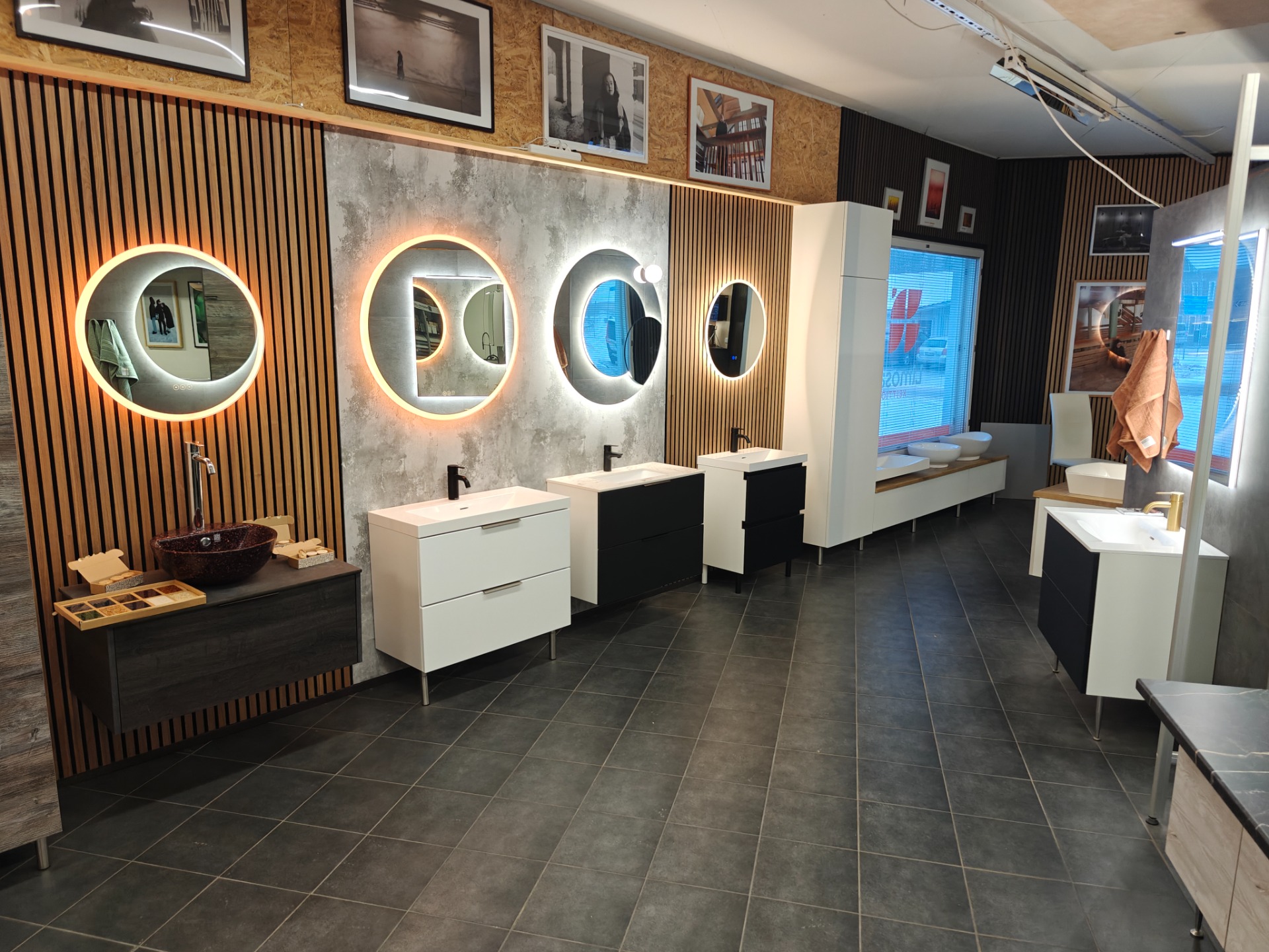 Esittelytiloissamme nähtävillä useita erilaisia allasvaihtoehtoja. Varaa suunnitteluaika tai tule tutustumaan!