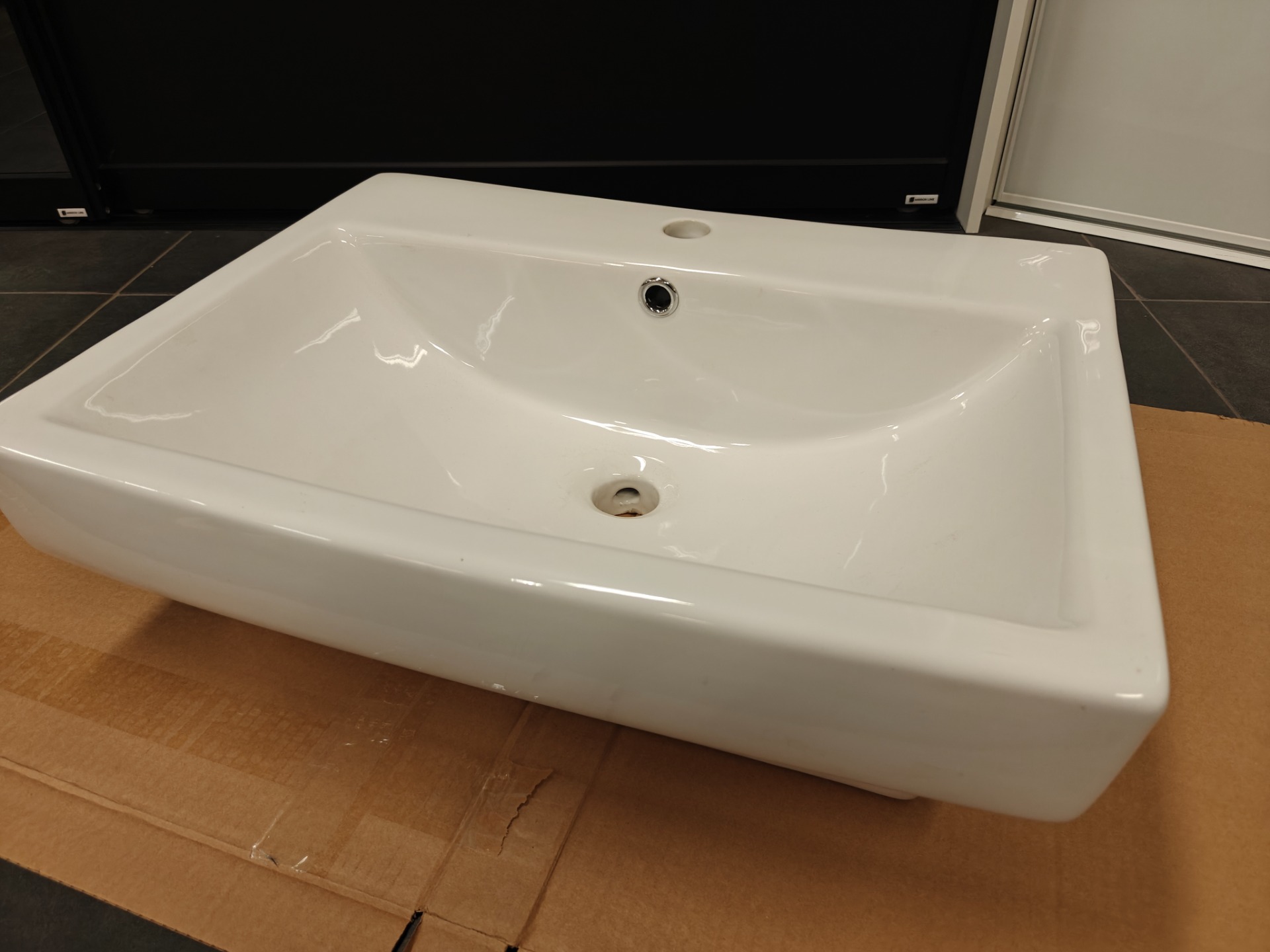 50€ Valumarmoriallas. Tason päälle asennettava.