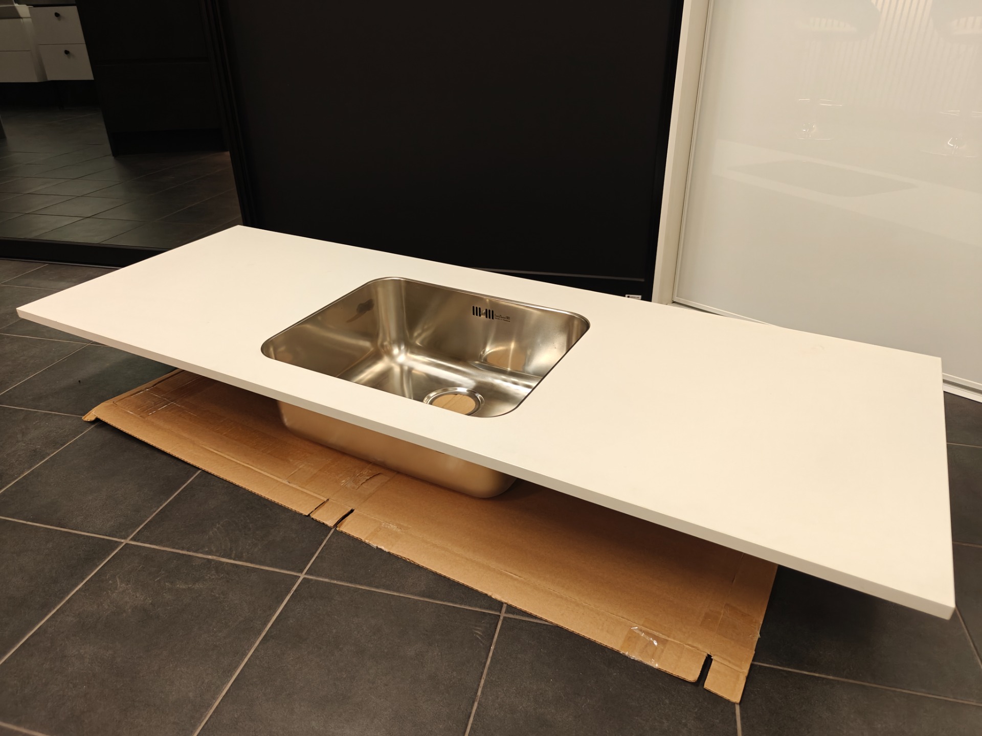 299€ (ovh. 899€) 1636x600 valkoinen 20mm laminaattitaso teräsaltaalla (altapäin kiinnitetty)